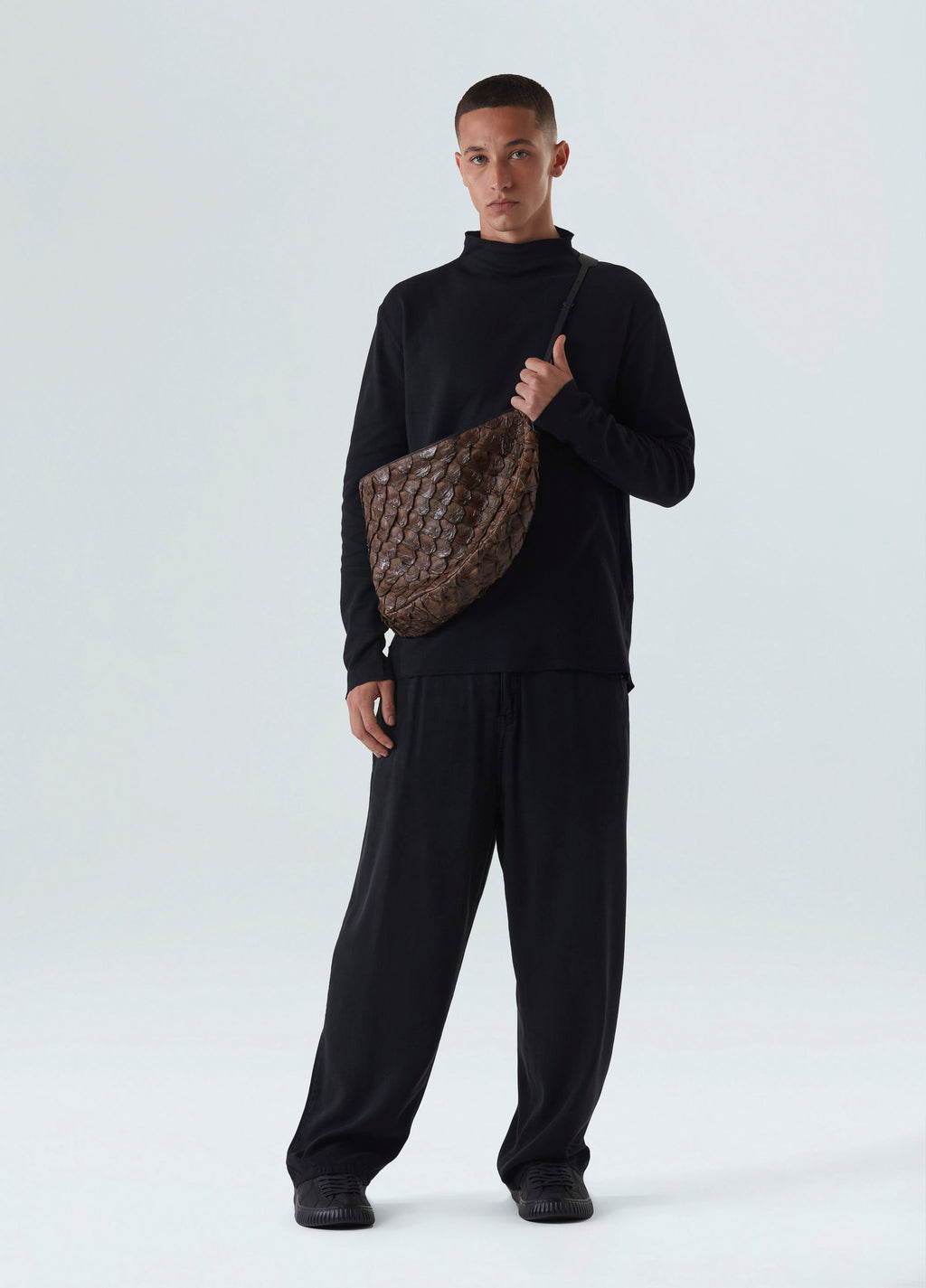 Andiroba Pirarucu Soft Bag Desert/Preto – Osklen – foto 5