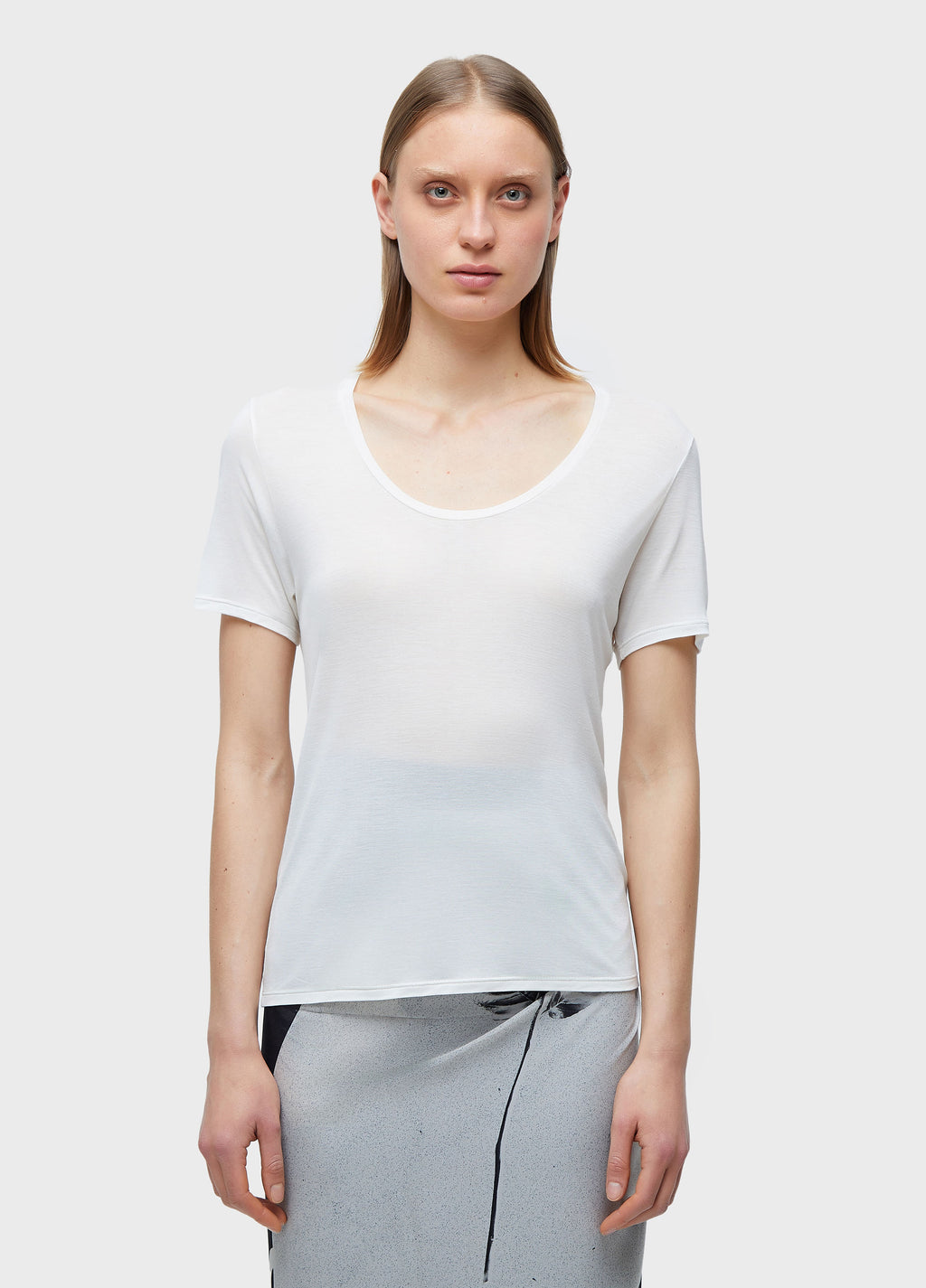 LIGHT NECKLINE T-SHIRT