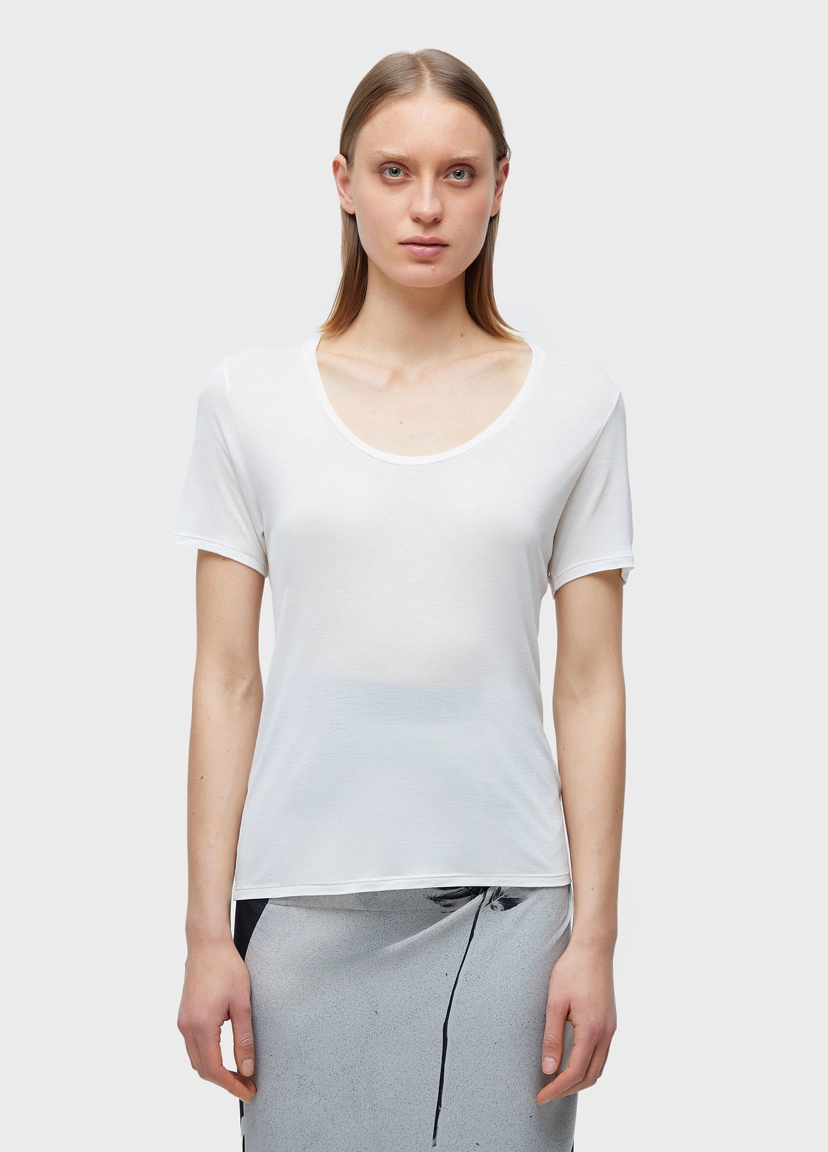 LIGHT NECKLINE T-SHIRT
