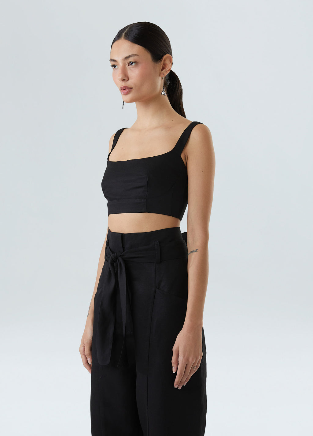 STRAP CROPPED TOP