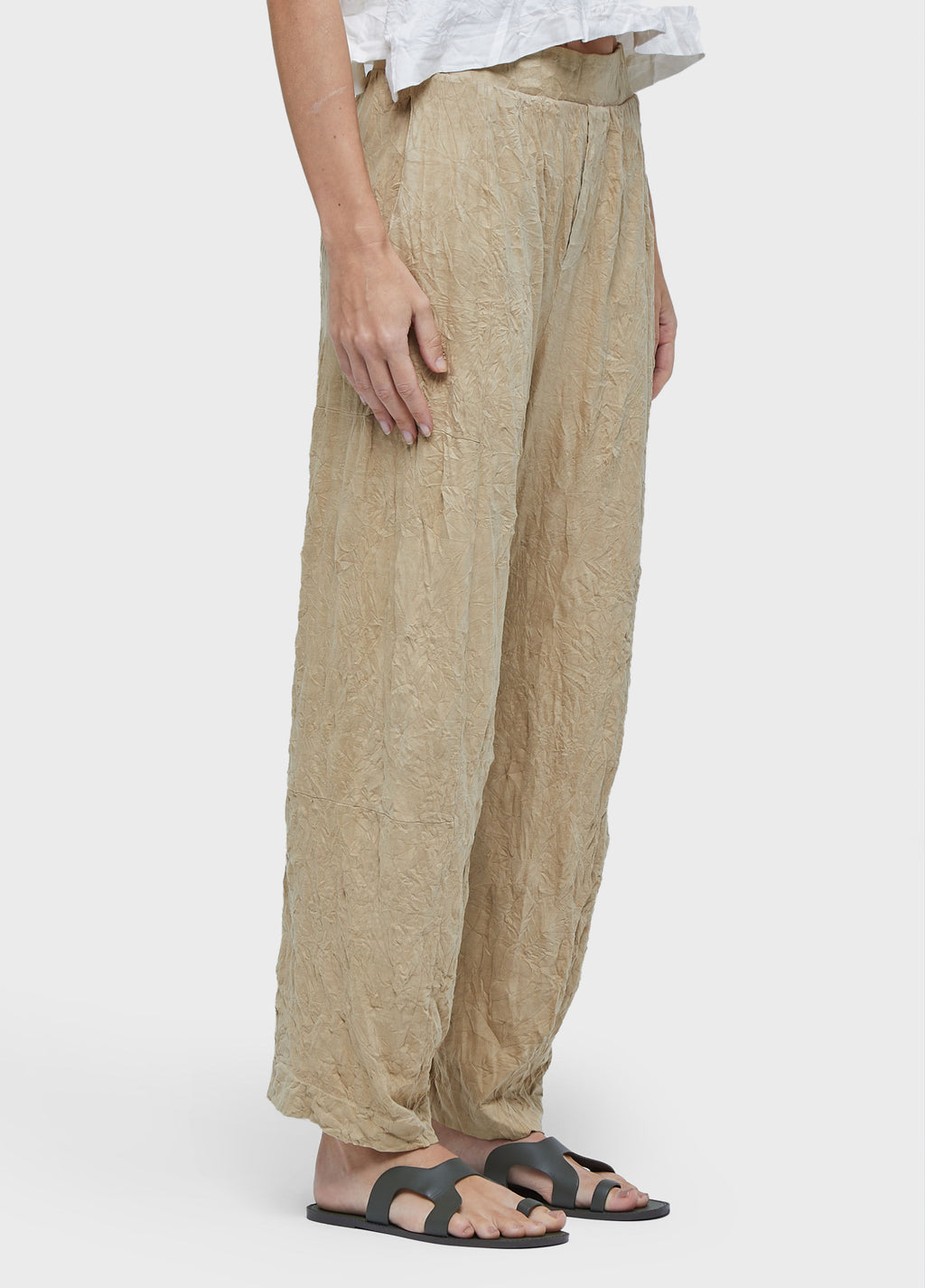 CUTS WRINKLE PANTS