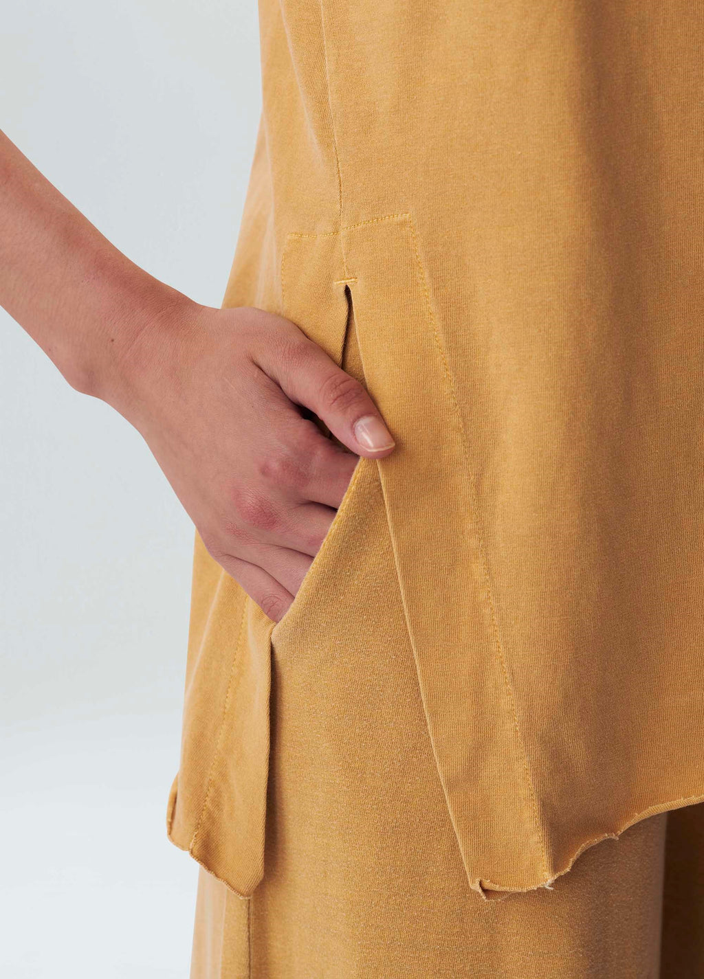 SLIT BASIC SLEEVELESS TOP