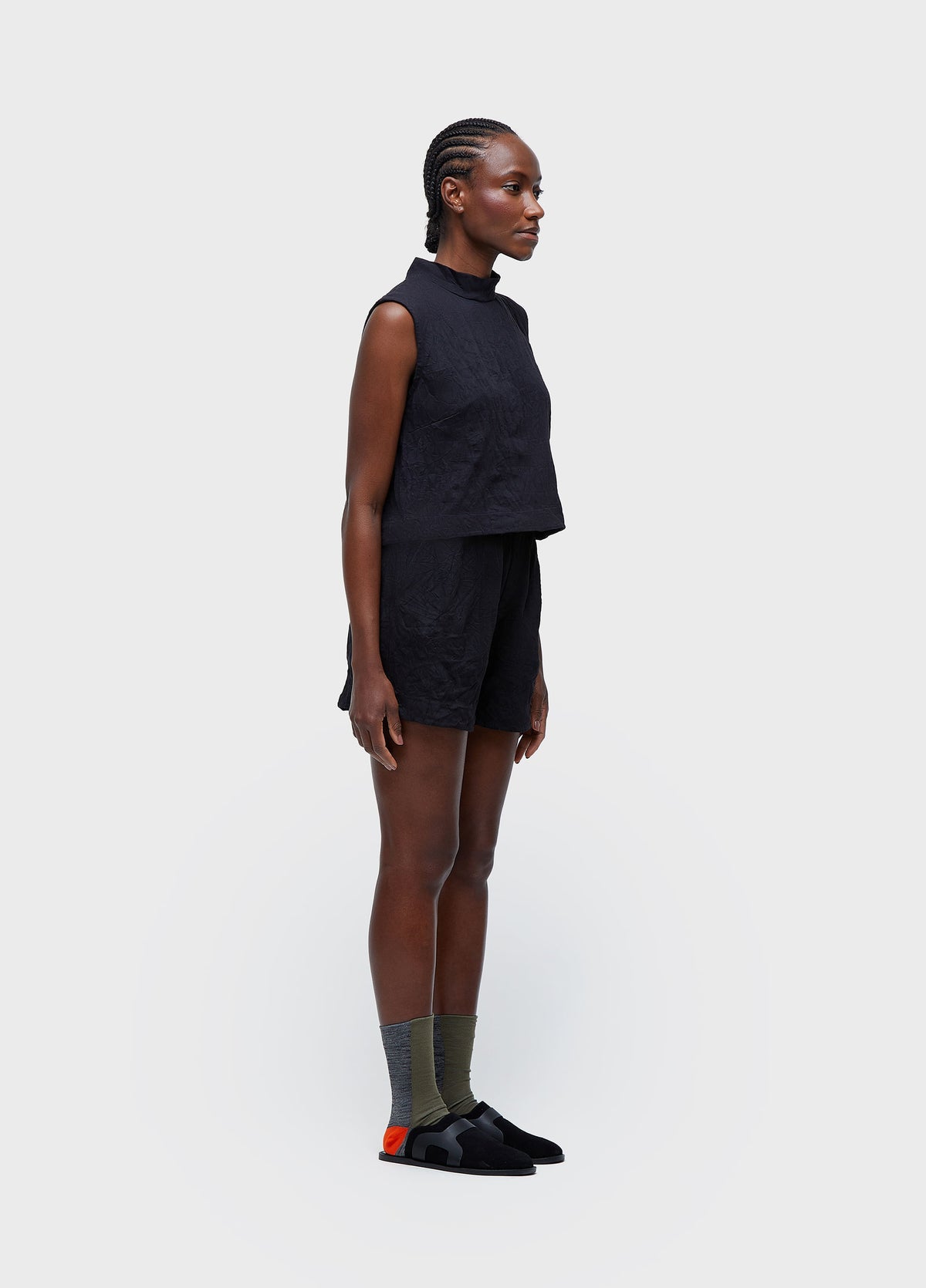 SLEEVELESS HIGH NECK WRINKLE