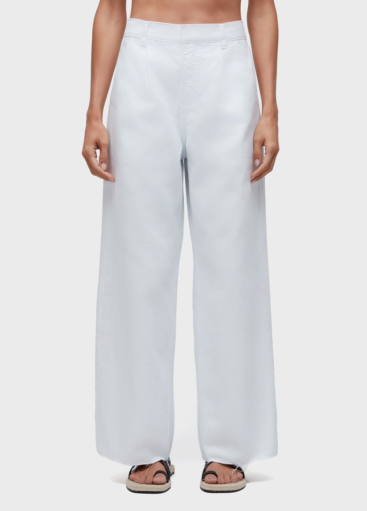 PLEATED WHITE DENIM PANTS