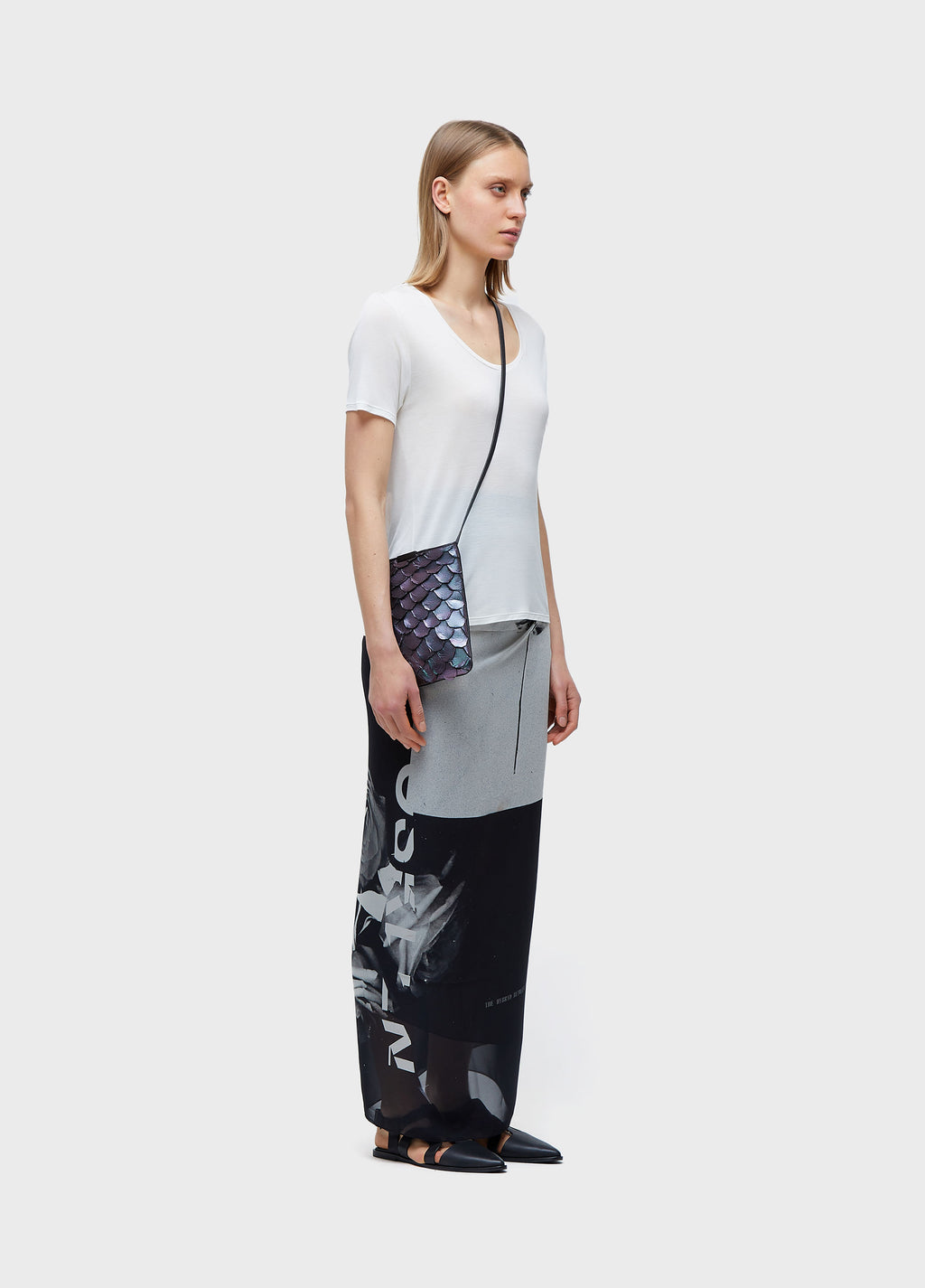 LIGHT NECKLINE T-SHIRT