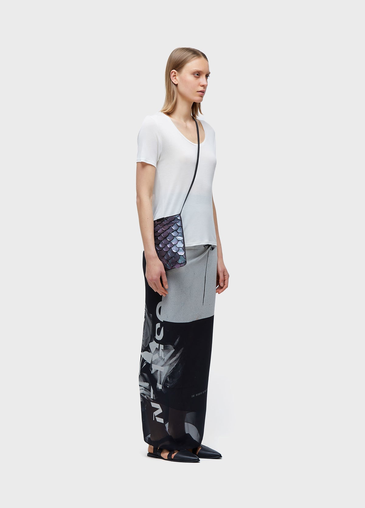 LIGHT NECKLINE T-SHIRT