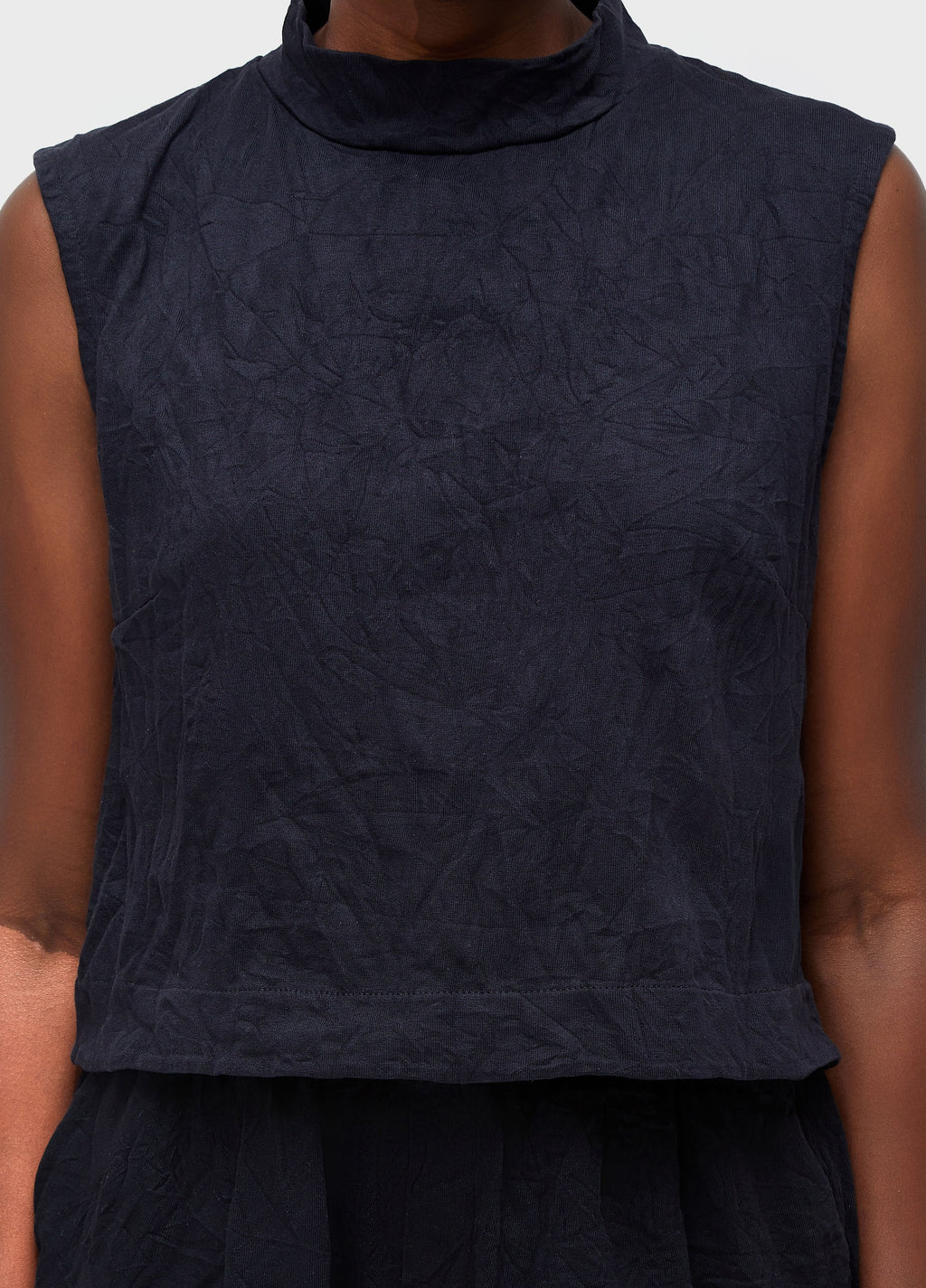 SLEEVELESS HIGH NECK WRINKLE
