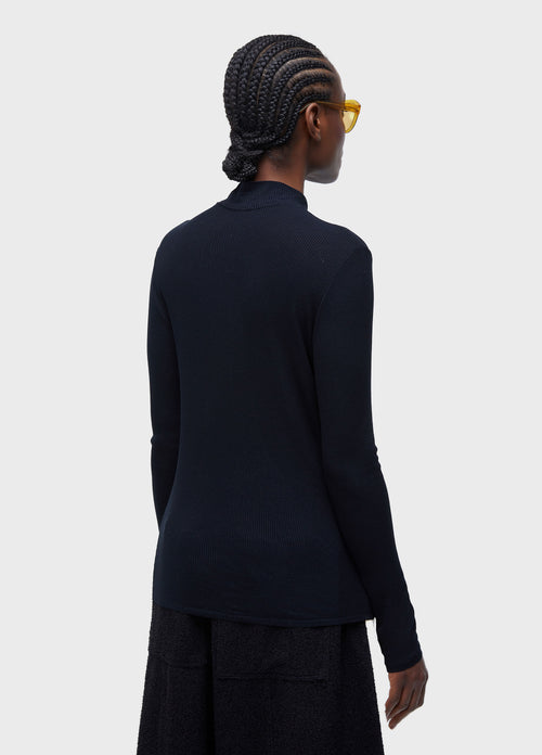LONG-SLEEVED FIT LIGHT TOP
