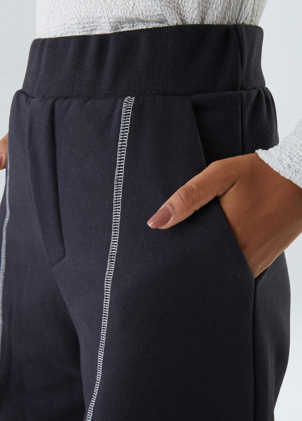 STITCHED SWEATPANTS