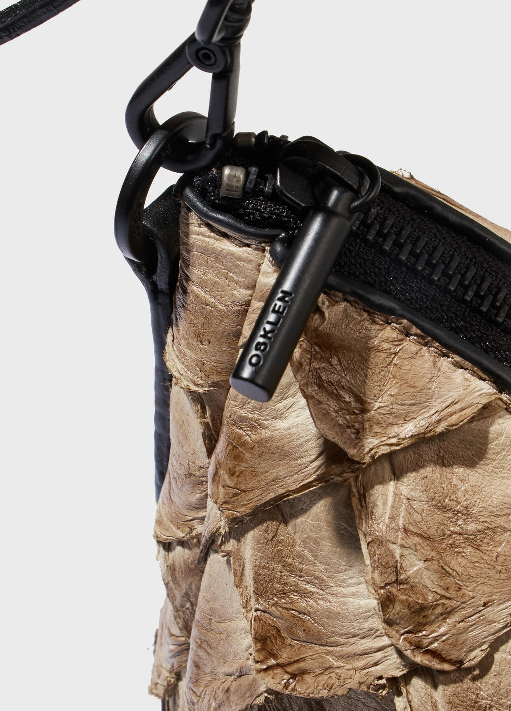Andiroba Pirarucu Soft Bag Palha/Preto – Osklen – foto 5