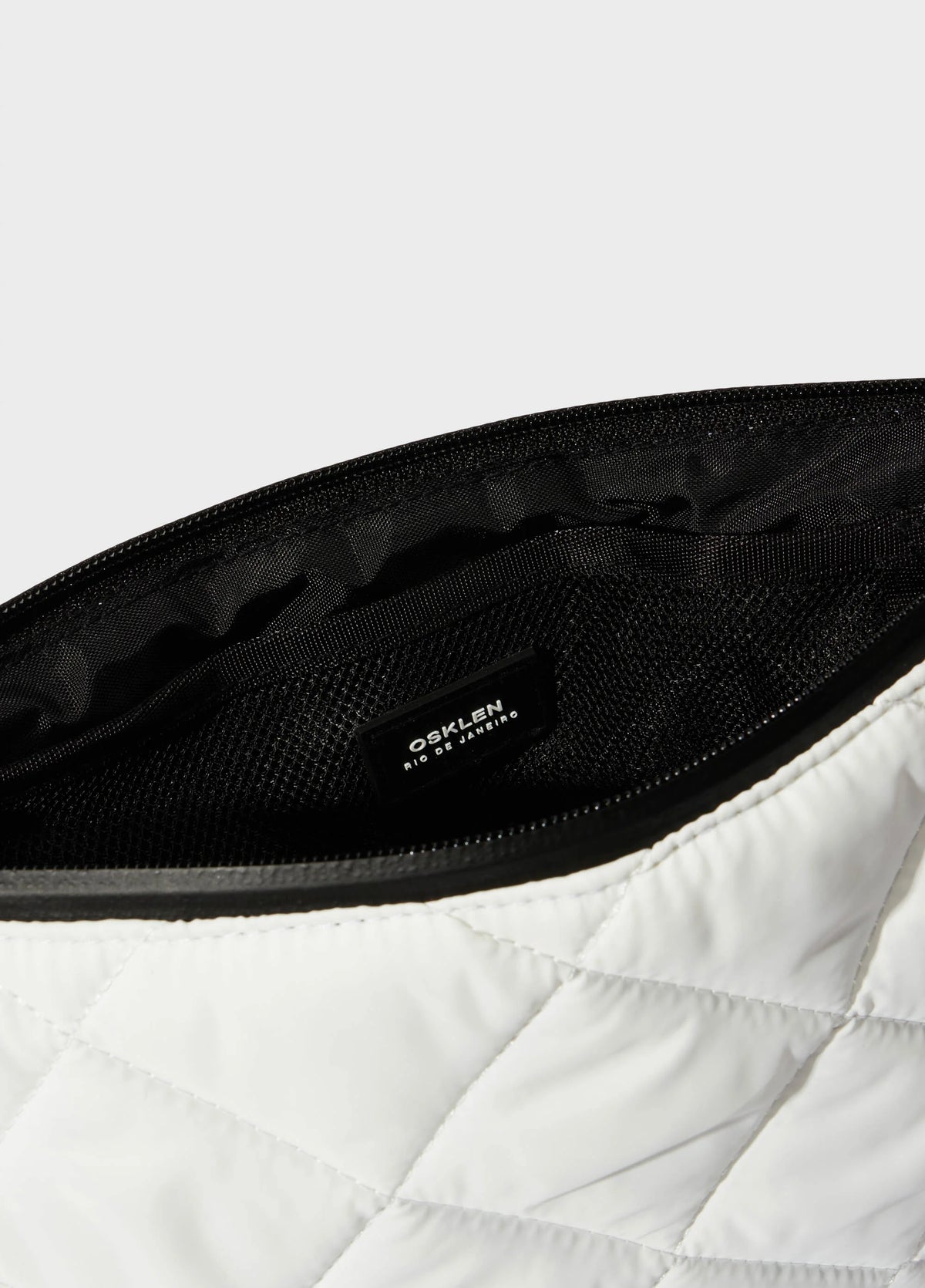 Bolsa Mini Andiroba Nylon Matelassê Off-White/Preto – Osklen – foto 6