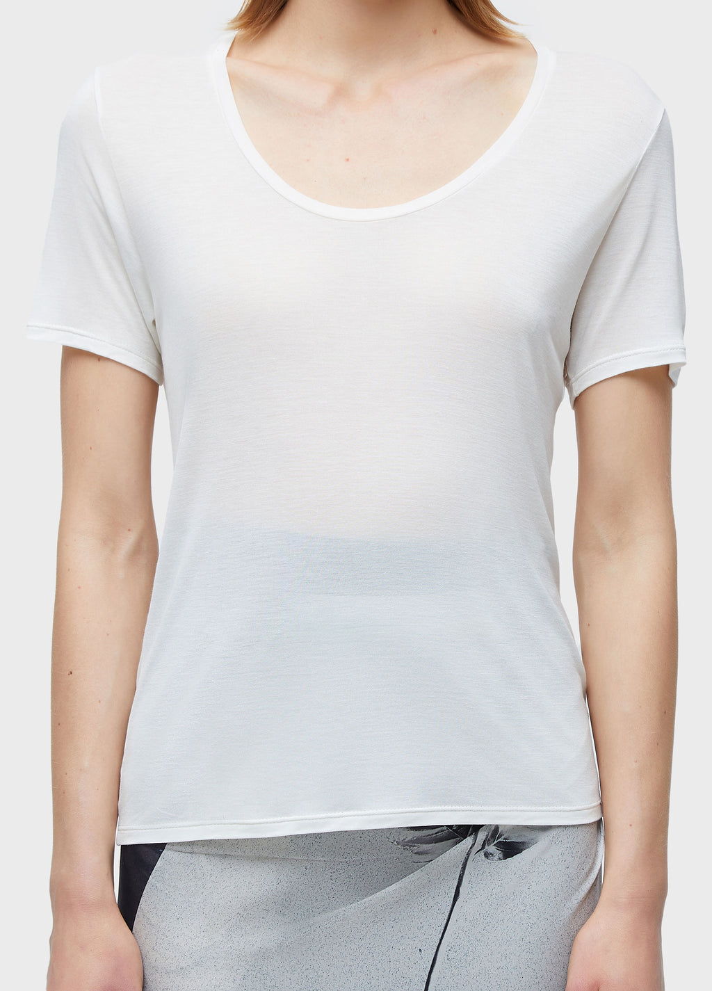 LIGHT NECKLINE T-SHIRT