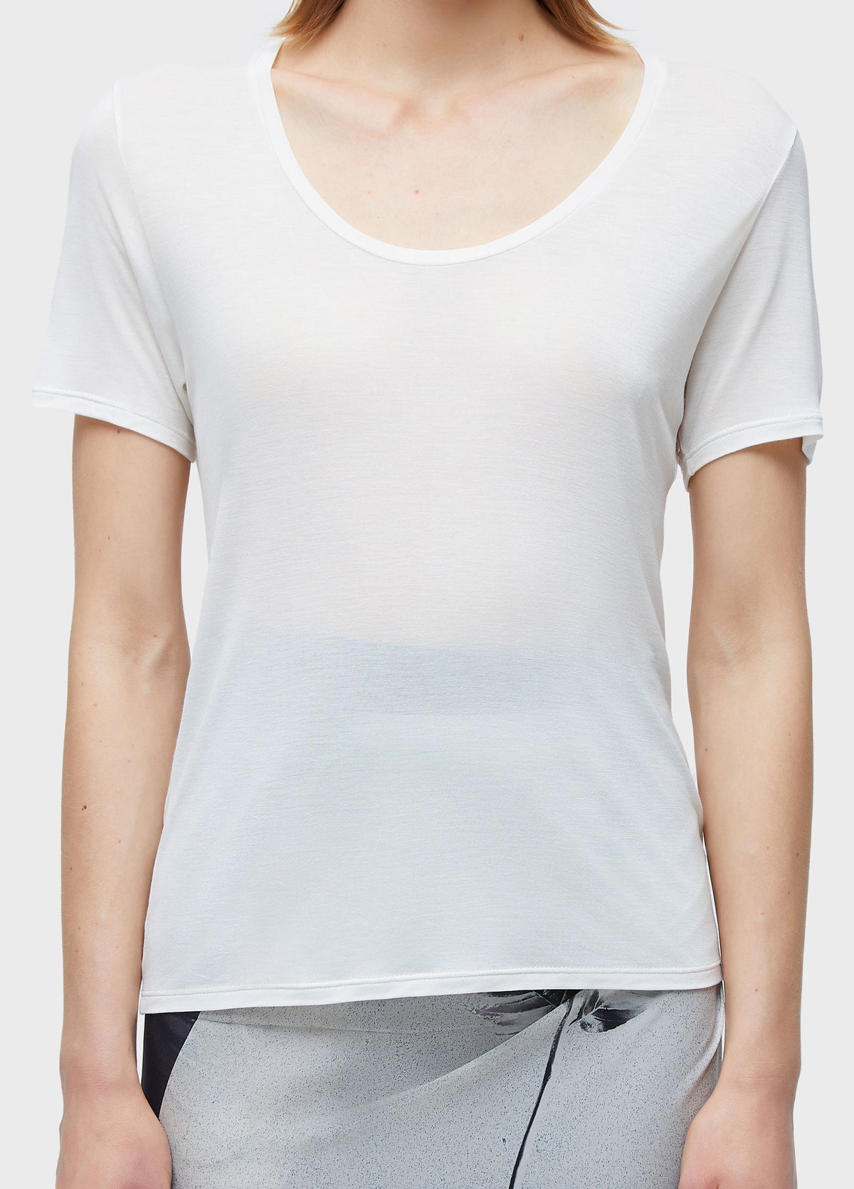 LIGHT NECKLINE T-SHIRT