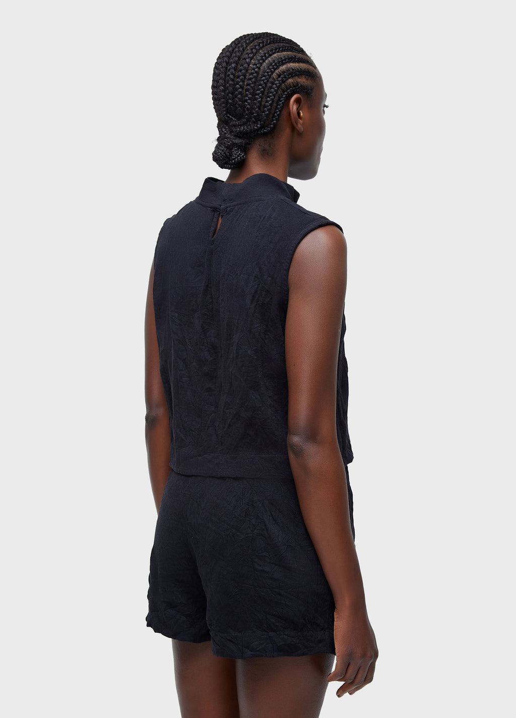 SLEEVELESS HIGH NECK WRINKLE