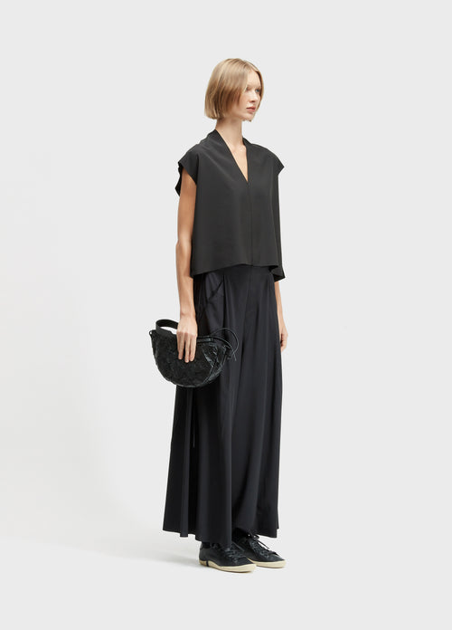 SUPERLIGHT V-NECK SLEEVELESS BLOUSE